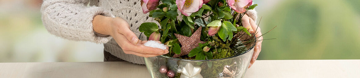 Trickle some artificial snow down the inner side of the glass bowl so that it accumulates in small patches of snow.